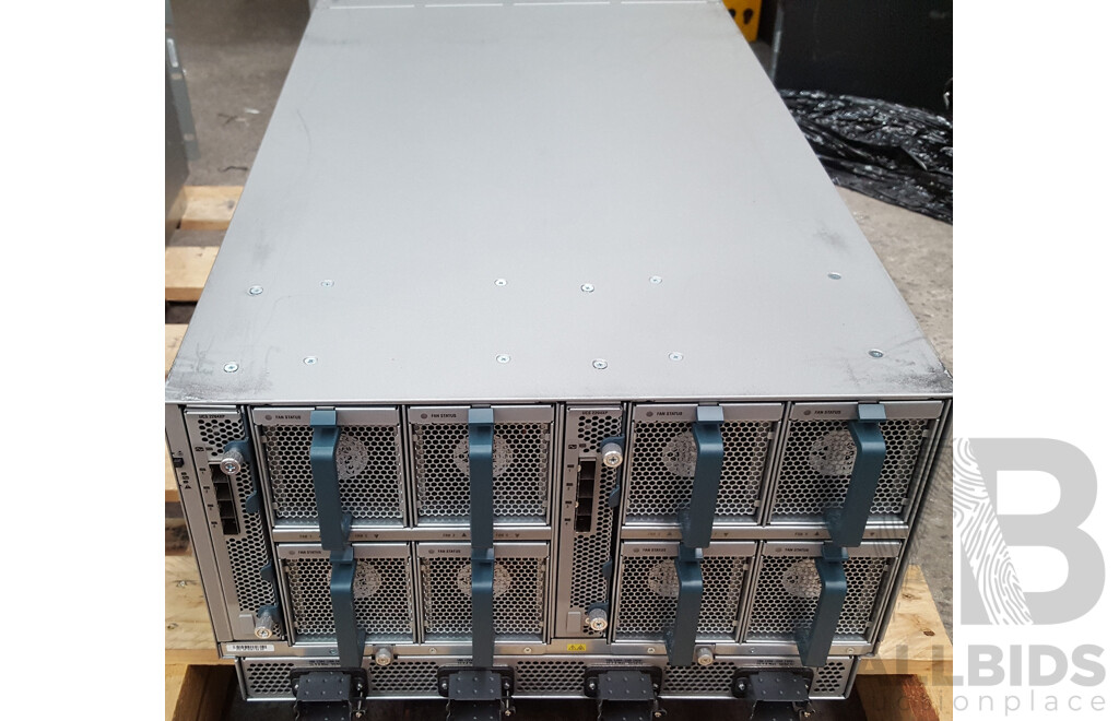 Cisco UCS 5108 8-Slot Blade Server Chassis w/ 1 x Cisco UCS B200 M3 Dual Intel Xeon (E5-2650 v2) 2.60GHz-3.40GHz 8-Core CPU Blade Server