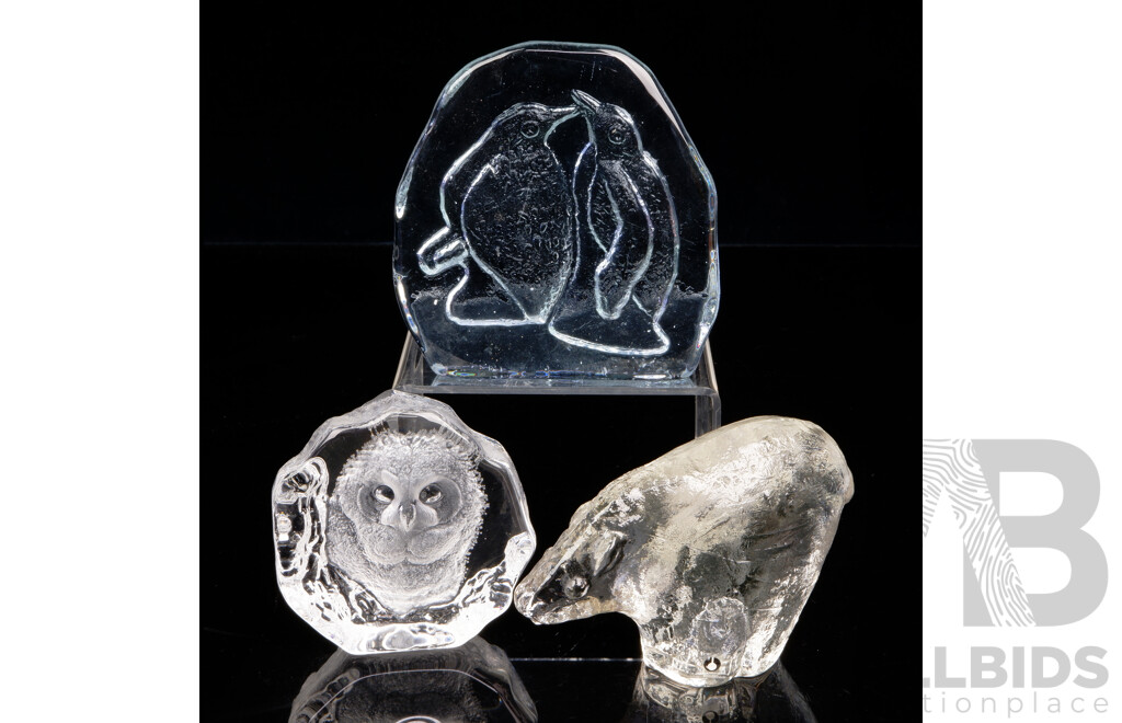 Collection Mid Century Glass Comprising Swedish Matts Jonasson Crystal Owl Paperweight, Pukenburg Polar Bear and Purple Penguin Glass Paperweight