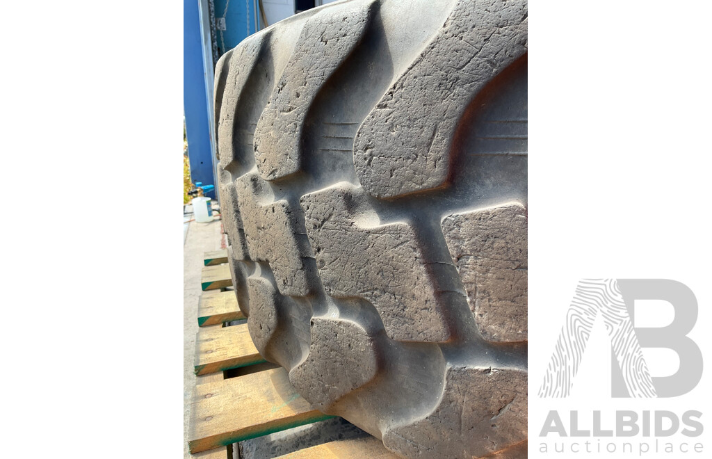 Backhoe/Loader/Dozer Wheel and Tyre - 405/70R20EM(16/70R20)