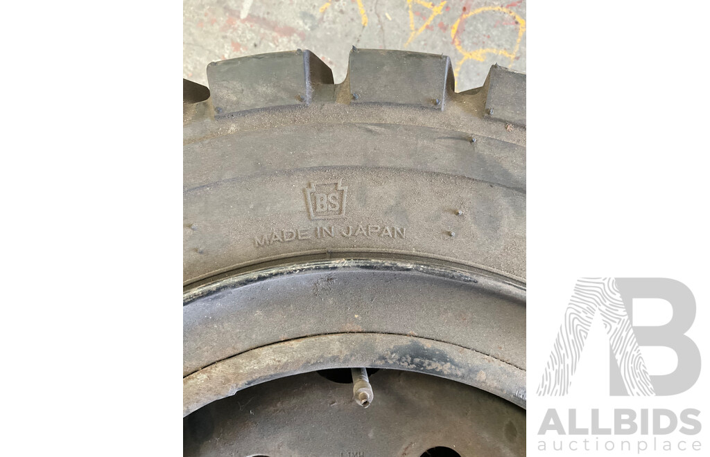 4x Fork Lift Wheels with Bridgestone J Lug 28x9-15 Tyres