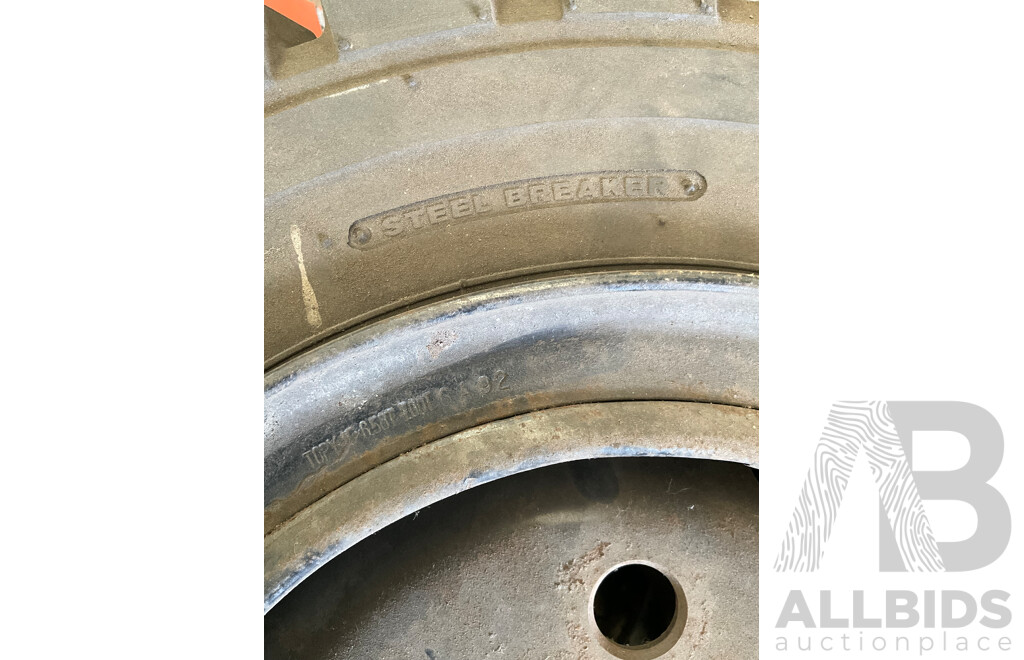 4x Fork Lift Wheels with Bridgestone J Lug 28x9-15 Tyres