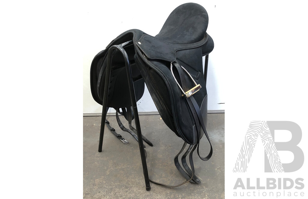 Wintec Isabell Synthetic Dressage Saddle - Size 44cm(17 Inch)