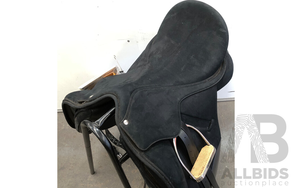 Wintec Isabell Synthetic Dressage Saddle - Size 44cm(17 Inch)