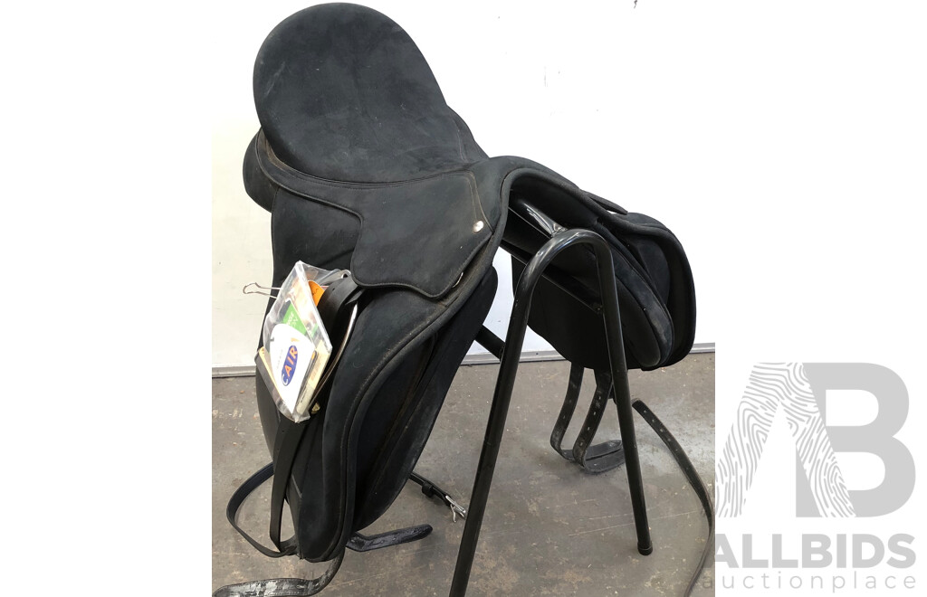 Wintec Isabell Synthetic Dressage Saddle - Size 44cm(17 Inch)