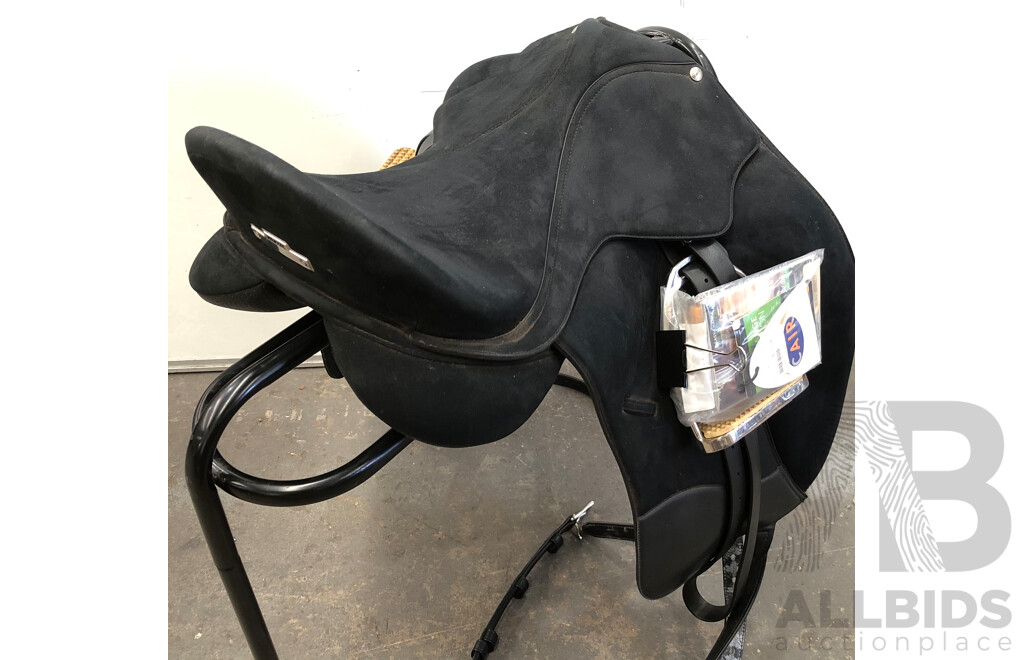 Wintec Isabell Synthetic Dressage Saddle - Size 44cm(17 Inch)