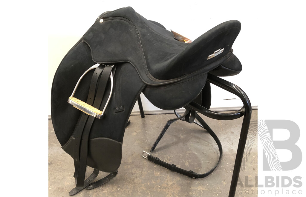 Wintec Isabell Synthetic Dressage Saddle - Size 44cm(17 Inch)