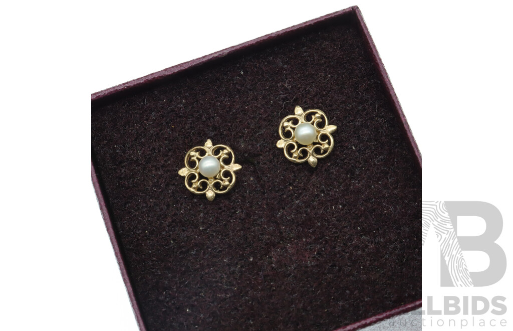 9ct Yellow Gold Quatrefoil Stud Earrings with Small Cultured Pearls, 10.5mm, 1.10 Grams