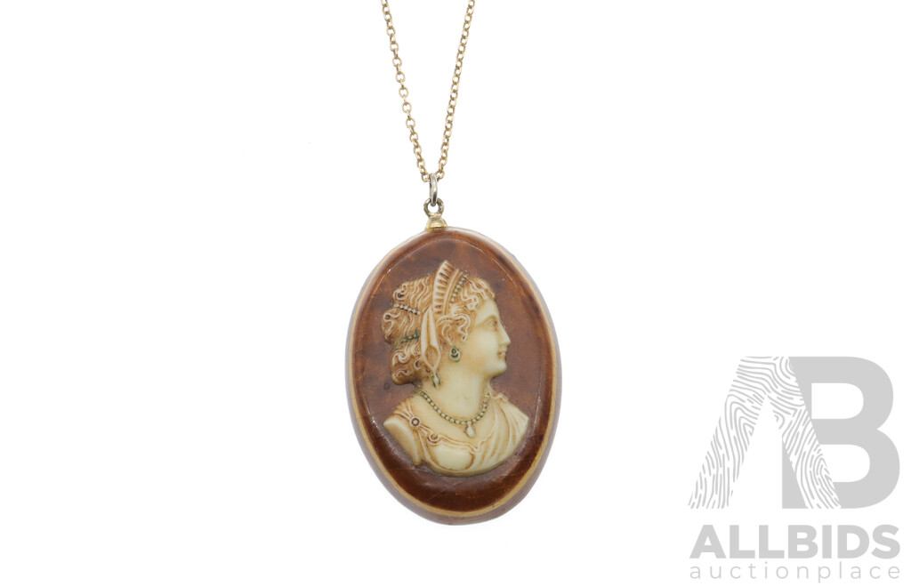 9ct Vintage Wooden Cameo Pendant with Fixed Gold Chain, 40cm, 6.02 Grams