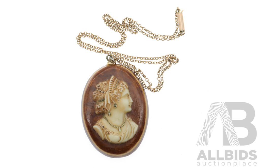 9ct Vintage Wooden Cameo Pendant with Fixed Gold Chain, 40cm, 6.02 Grams