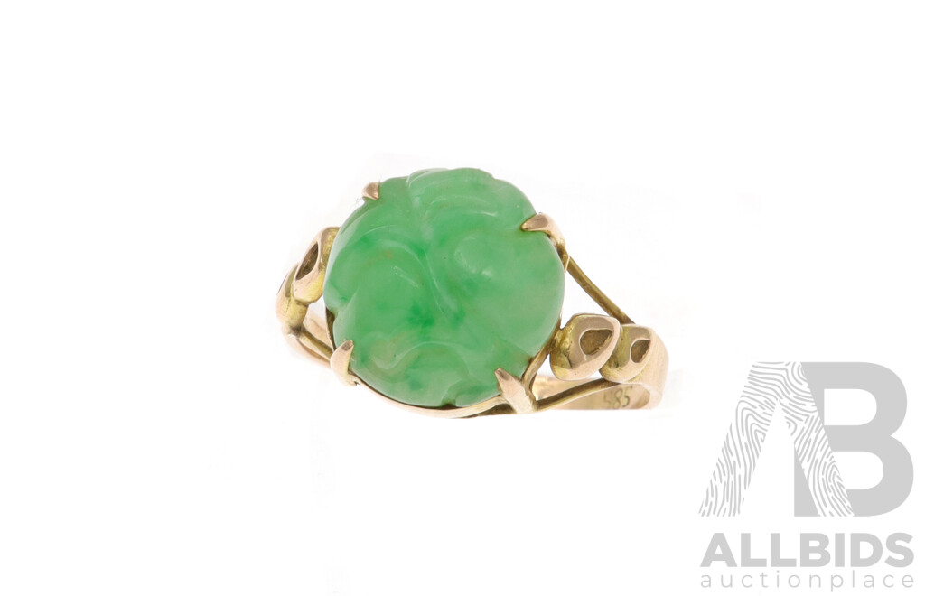 14ct Vintage Carved Jade Cabochon Ring, Size N, 2.65 Grams