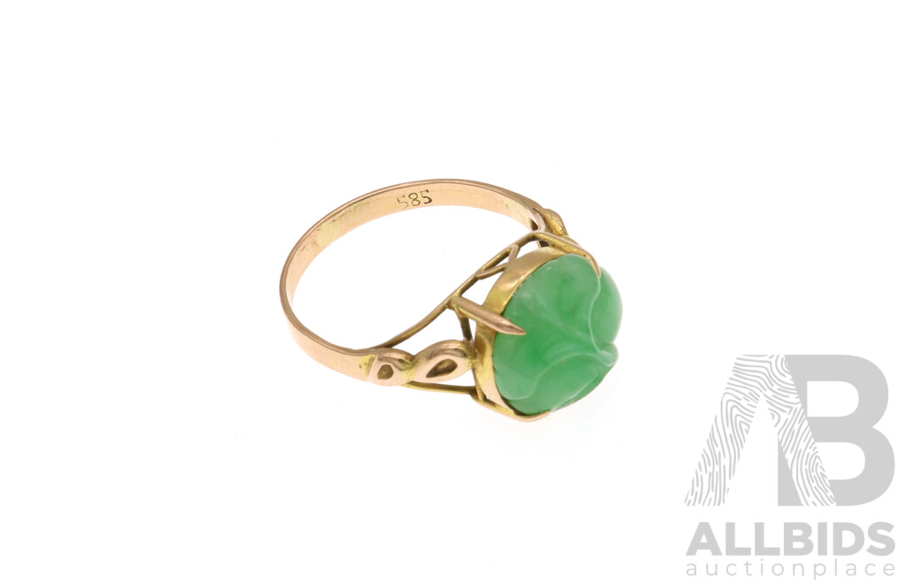 14ct Vintage Carved Jade Cabochon Ring, Size N, 2.65 Grams