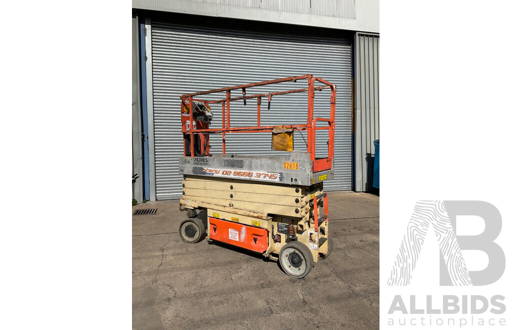 2011 JLG Scissor Lift