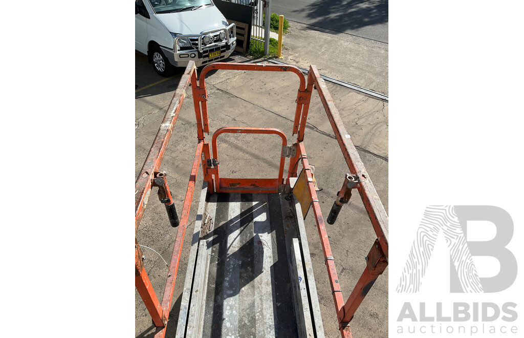 2011 JLG Scissor Lift