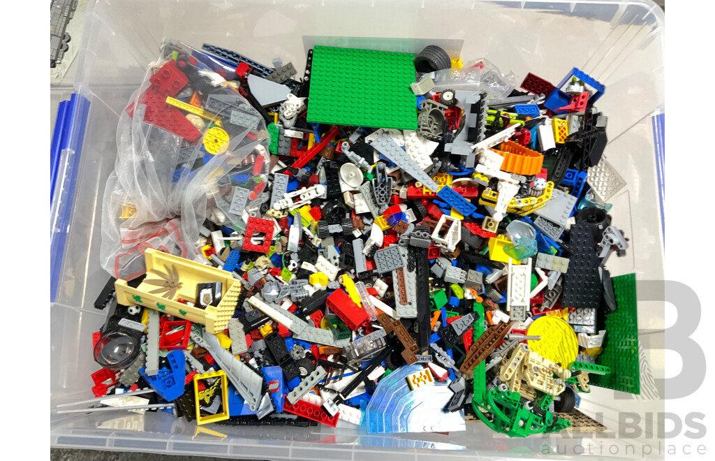 Large Tub of Lego Including Technic, Harry Potter, Star Wars and More - Approximately 12 Kilograms