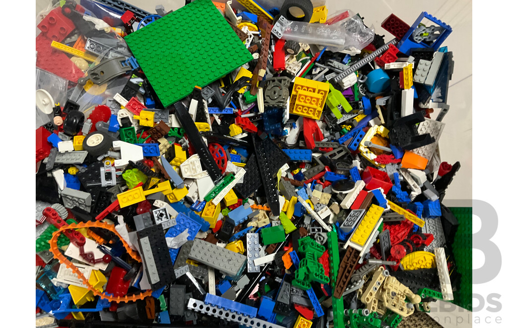 Large Tub of Lego Including Technic, Harry Potter, Star Wars and More - Approximately 12 Kilograms