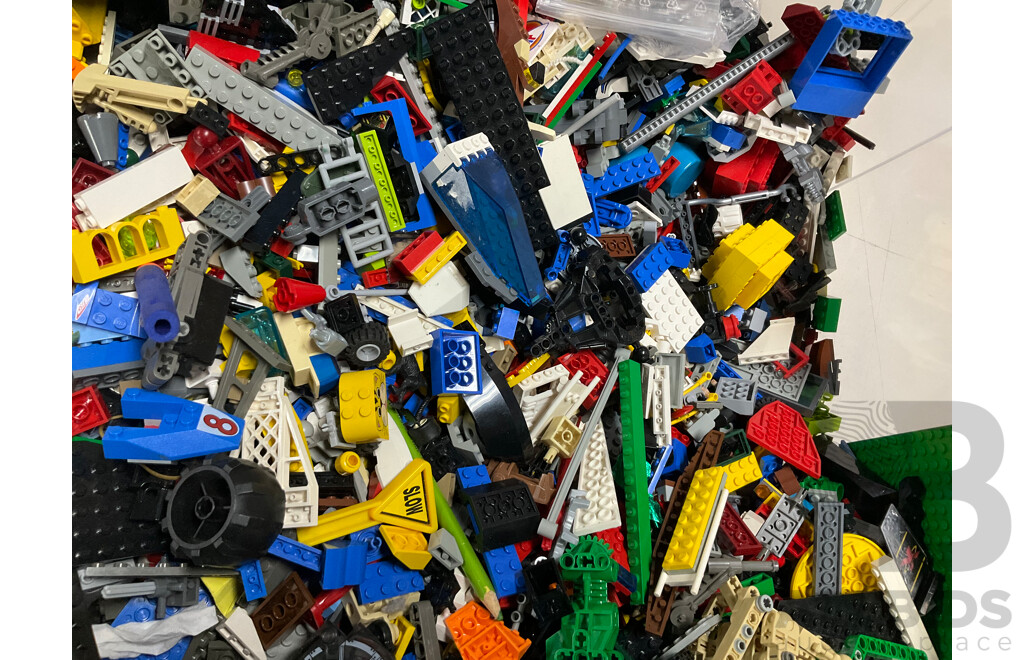 Large Tub of Lego Including Technic, Harry Potter, Star Wars and More - Approximately 12 Kilograms