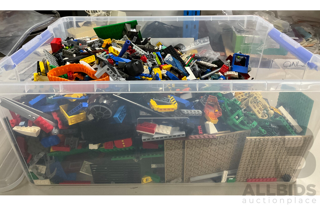 Large Tub of Lego Including Technic, Harry Potter, Star Wars and More - Approximately 12 Kilograms