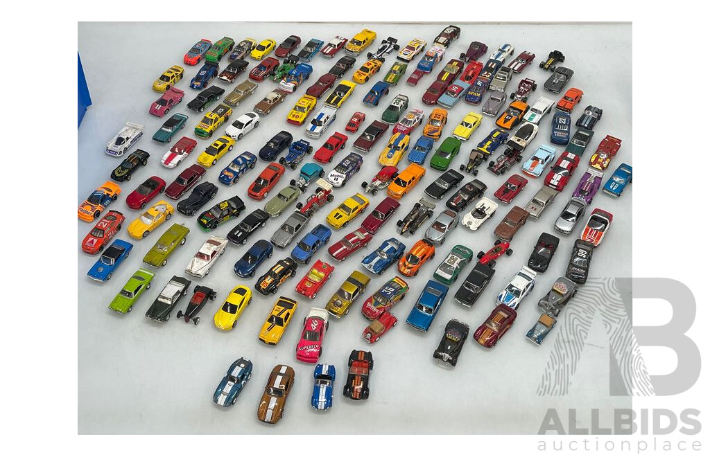 Collection of Over 100 Matchbox and Hotwheels Cars