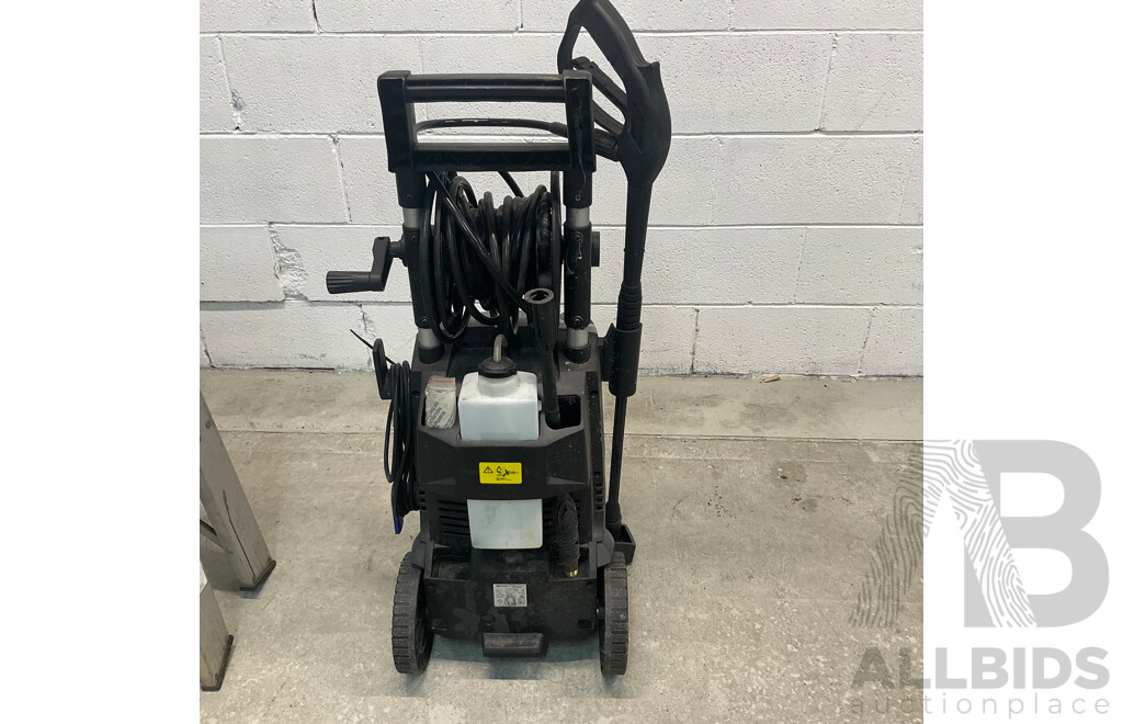 Jetwash Electric Pressure Washer SP150RLW and Gorilla Step Ladder