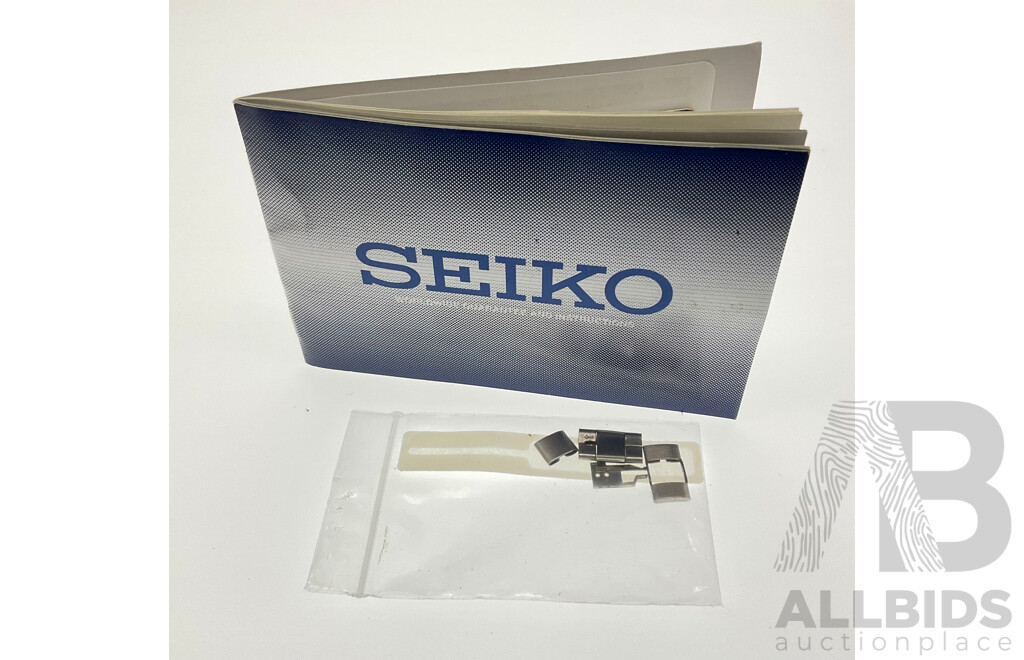 Seiko Five Automatic Wrist Watch, Day/Date Function with Spare Links and Booklet 7S261154