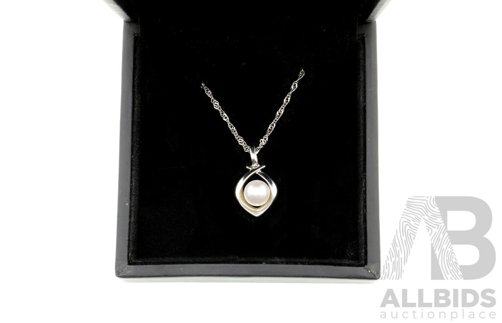 Sterling Silver Freshwater Cultured Button Pearl Pendant on Chain, 42cm, 2.68 Grams - as New in Orginal Presentation Box From McGlades