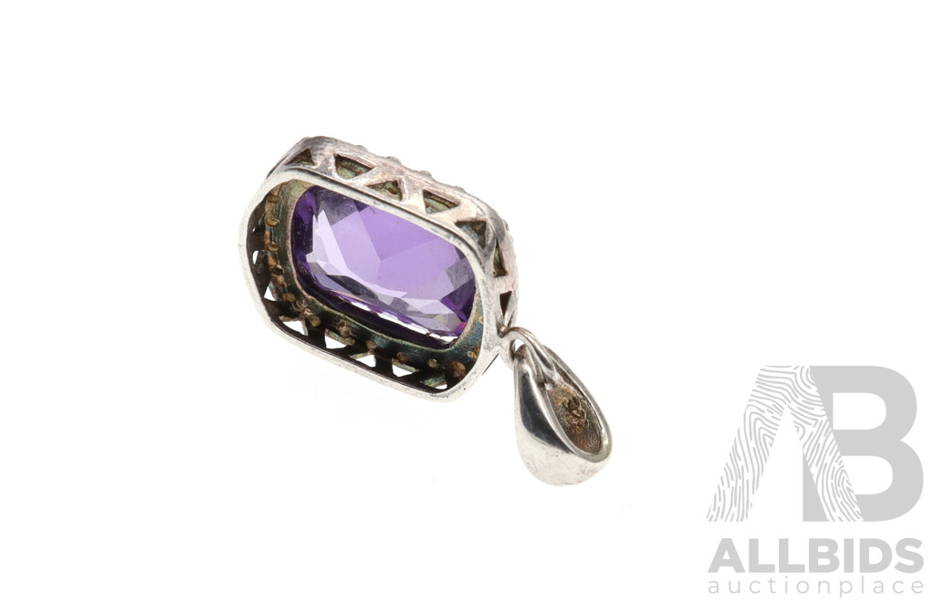 Sterling Silver Amethyst & Diamond Set Pendant (TDW 0.24ct), 2.97 Grams