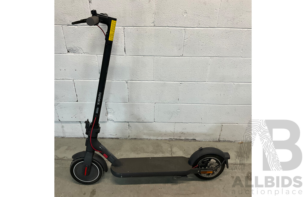 XIAOMI Electric Scooter 4 W/ Lock - ORP $699.00