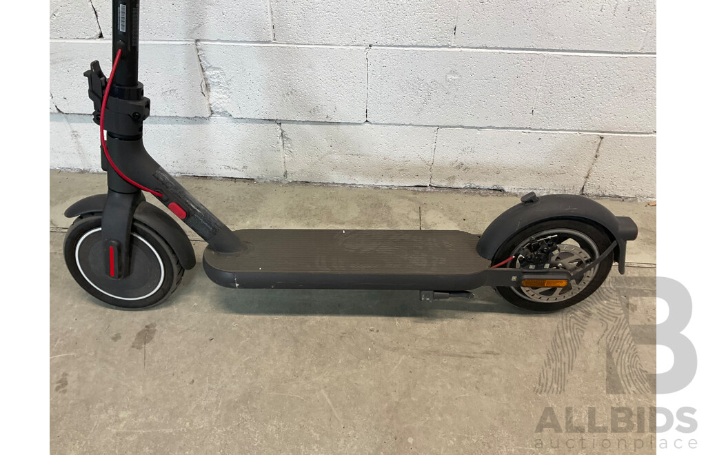 XIAOMI Electric Scooter 4 W/ Lock - ORP $699.00