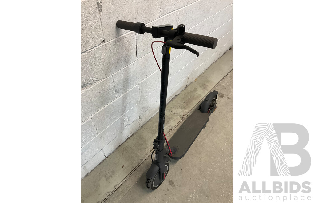 XIAOMI Electric Scooter 4 W/ Lock - ORP $699.00