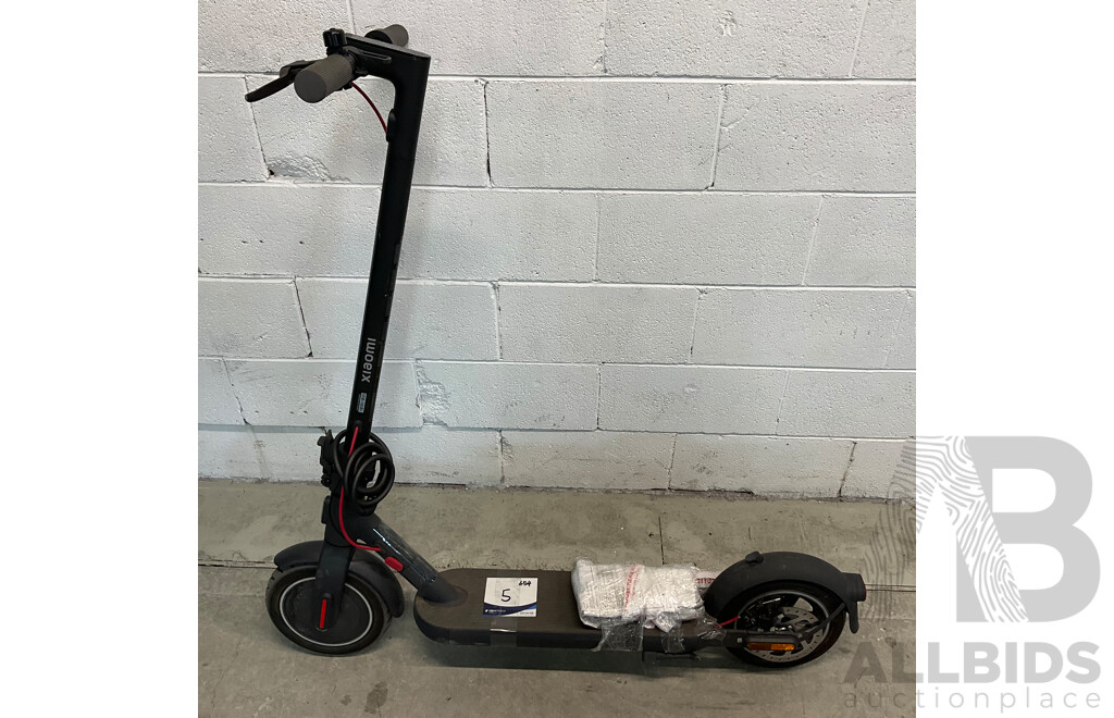 XIAOMI Electric Scooter 4 W/ Lock - ORP $699.00