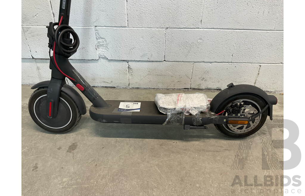 XIAOMI Electric Scooter 4 W/ Lock - ORP $699.00