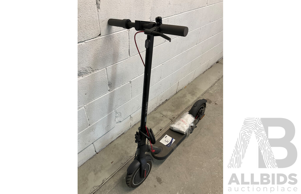 XIAOMI Electric Scooter 4 W/ Lock - ORP $699.00