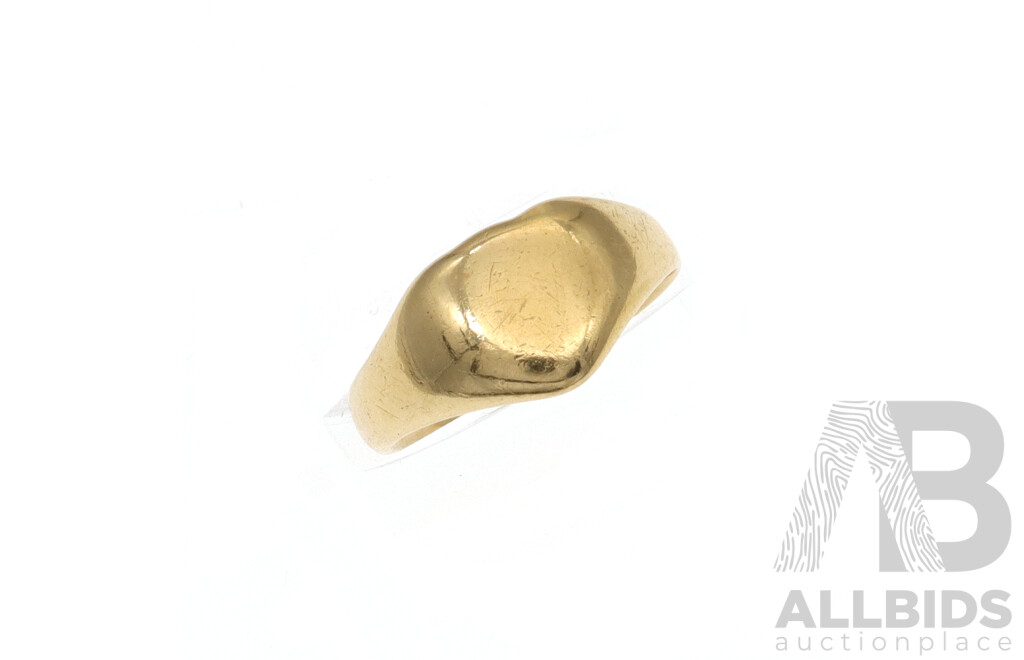 18ct Vintage Yellow Gold Shield Shaped Signet Ring with Birmingham Hallmarks, Size P,  5.60 Grams