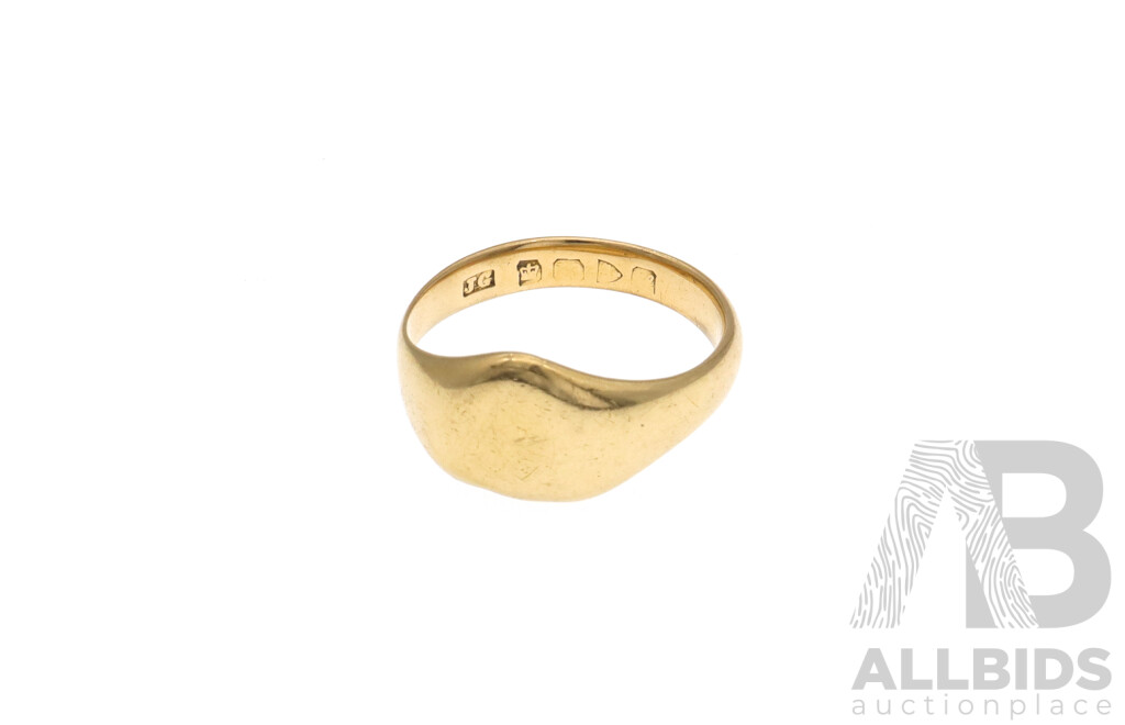 18ct Vintage Yellow Gold Shield Shaped Signet Ring with Birmingham Hallmarks, Size P,  5.60 Grams