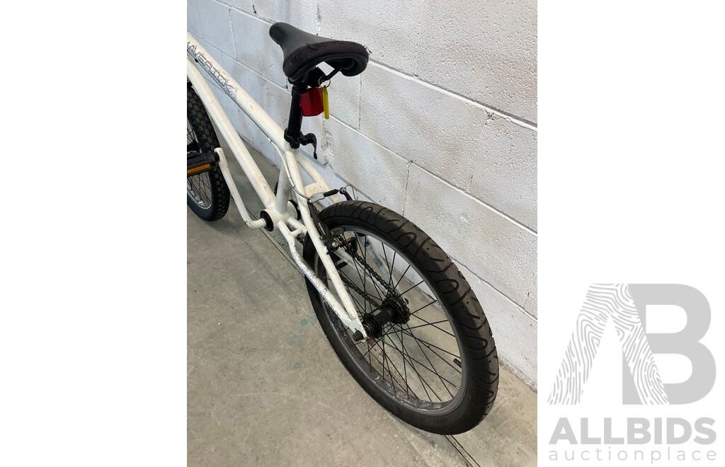 FREE AGENT Maverick BMX Bike White (49cm Frame)