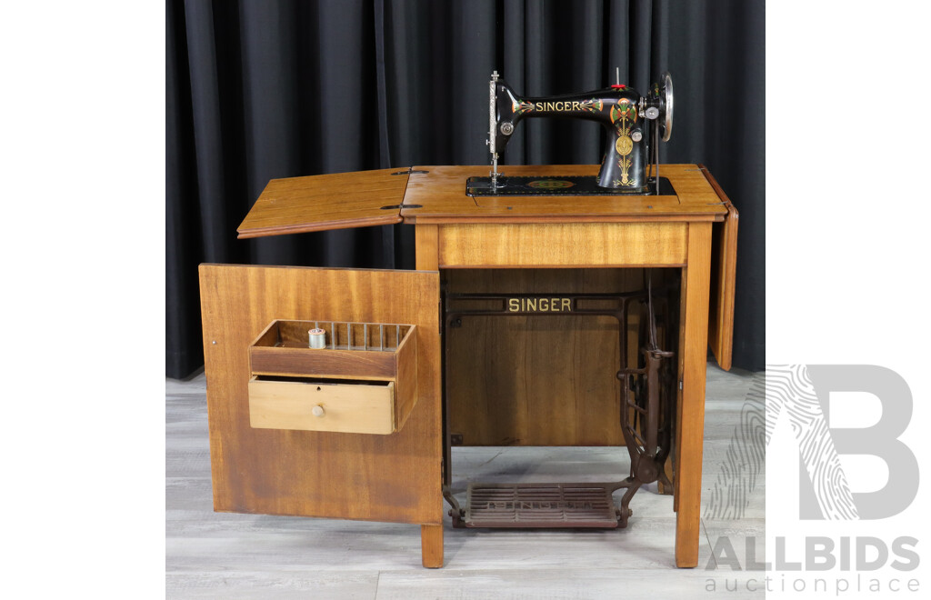 Vintage Singer Sewing Machine in Restored Oak Cabinet