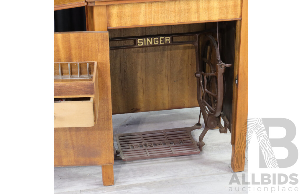 Vintage Singer Sewing Machine in Restored Oak Cabinet