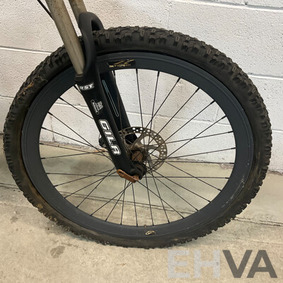 ATOMIK Gravity Mountain Bike (45cm Frame)