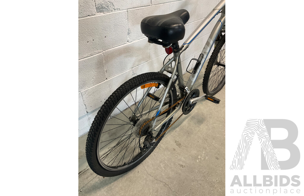 GIANT Sedona Mountain Bike (Size M)