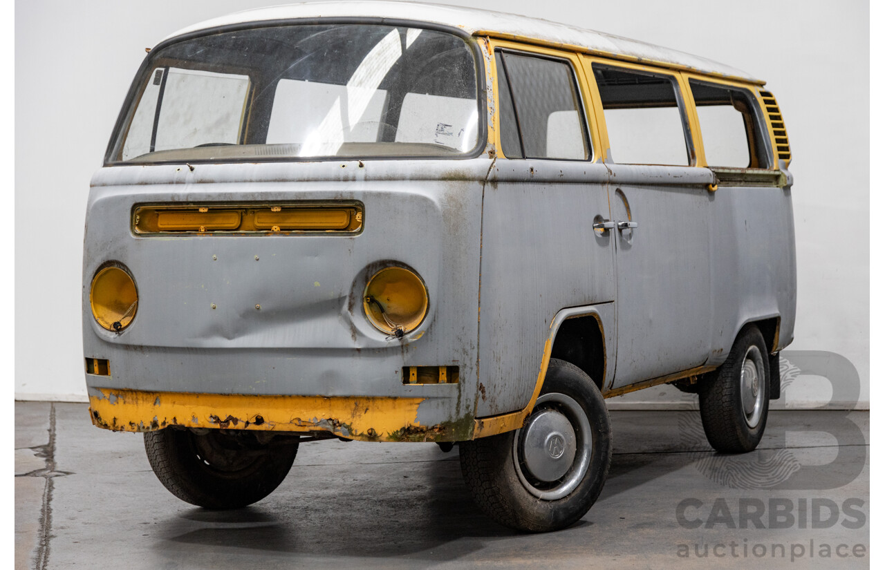 Circa 1970 Volkswagen Kombi Type 2 T2 Lowlight Van 1.6L