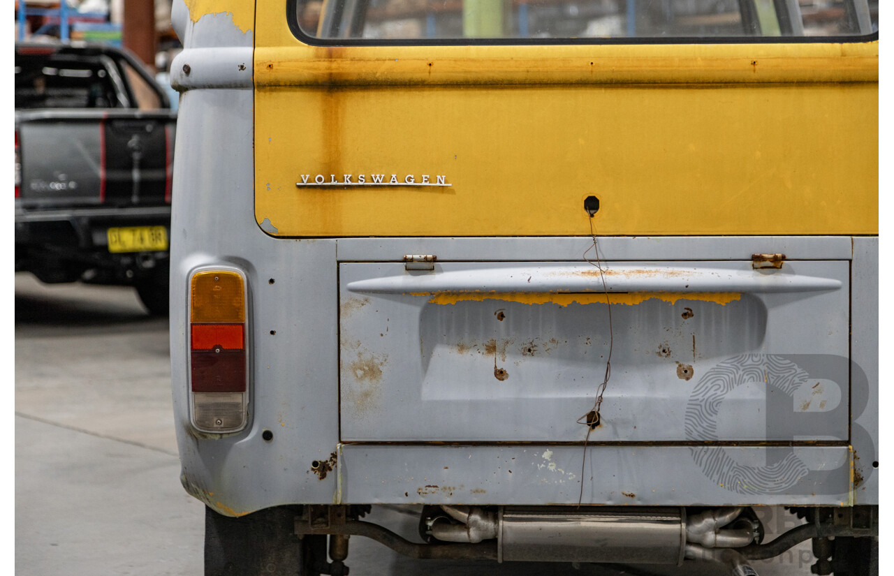 Circa 1970 Volkswagen Kombi Type 2 T2 Lowlight Van 1.6L