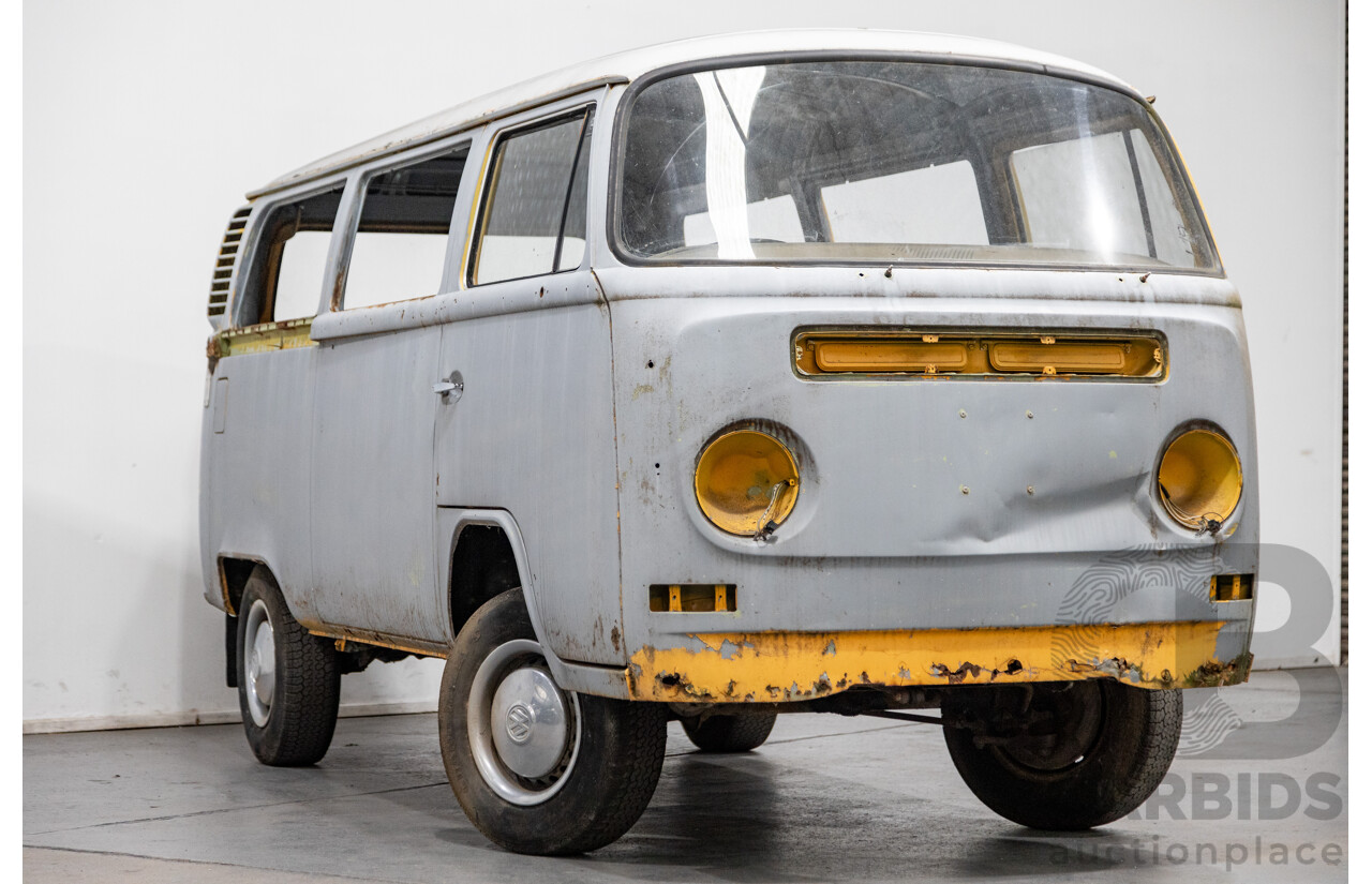 Circa 1970 Volkswagen Kombi Type 2 T2 Lowlight Van 1.6L