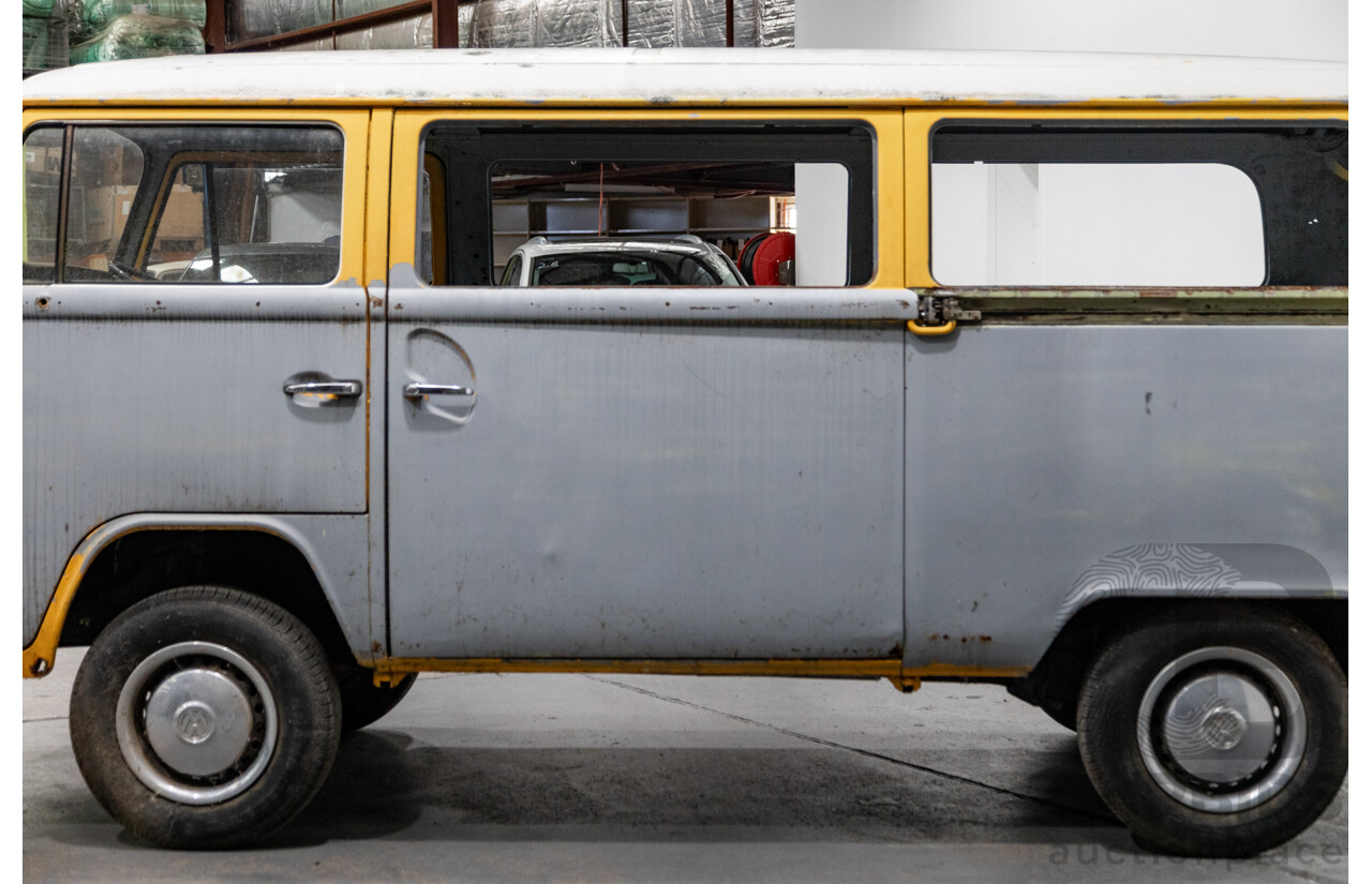 Circa 1970 Volkswagen Kombi Type 2 T2 Lowlight Van 1.6L