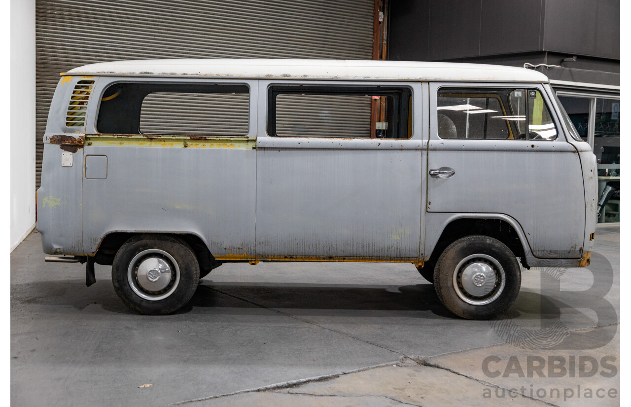 Circa 1970 Volkswagen Kombi Type 2 T2 Lowlight Van 1.6L