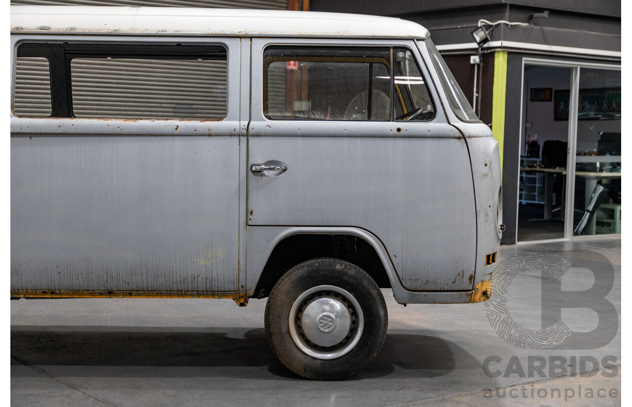 Circa 1970 Volkswagen Kombi Type 2 T2 Lowlight Van 1.6L