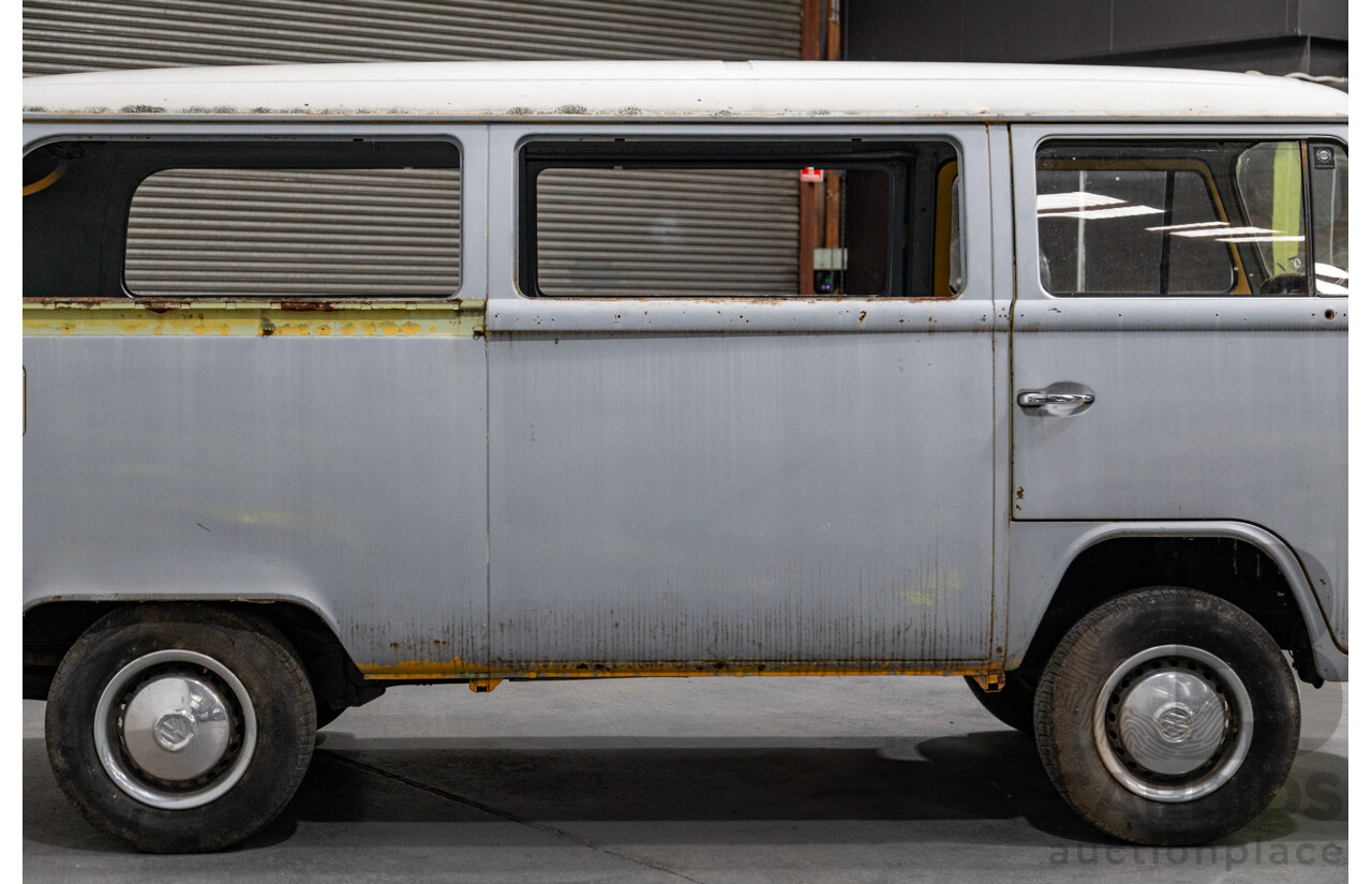 Circa 1970 Volkswagen Kombi Type 2 T2 Lowlight Van 1.6L