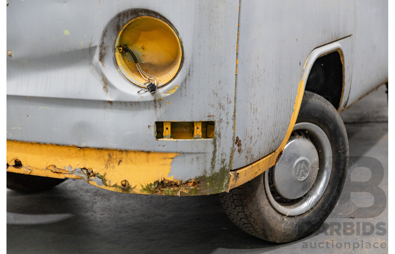 Circa 1970 Volkswagen Kombi Type 2 T2 Lowlight Van 1.6L