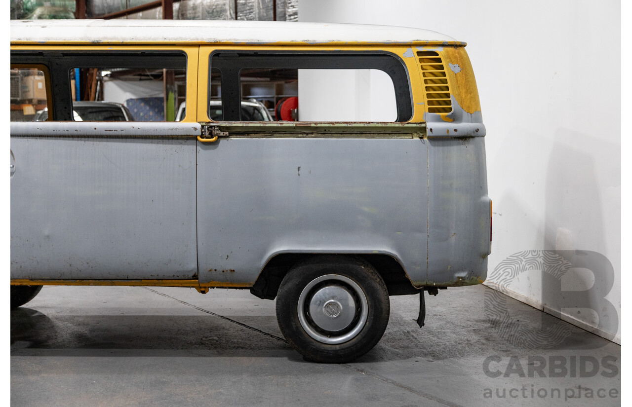 Circa 1970 Volkswagen Kombi Type 2 T2 Lowlight Van 1.6L