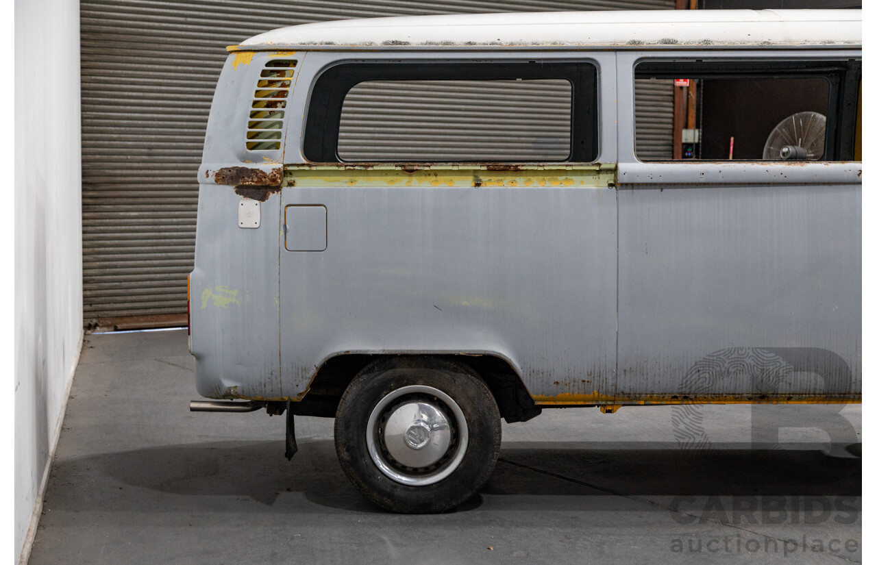 Circa 1970 Volkswagen Kombi Type 2 T2 Lowlight Van 1.6L