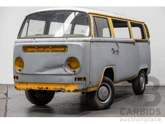 Circa 1970 Volkswagen Kombi Type 2 T2 Lowlight Van 1.6L